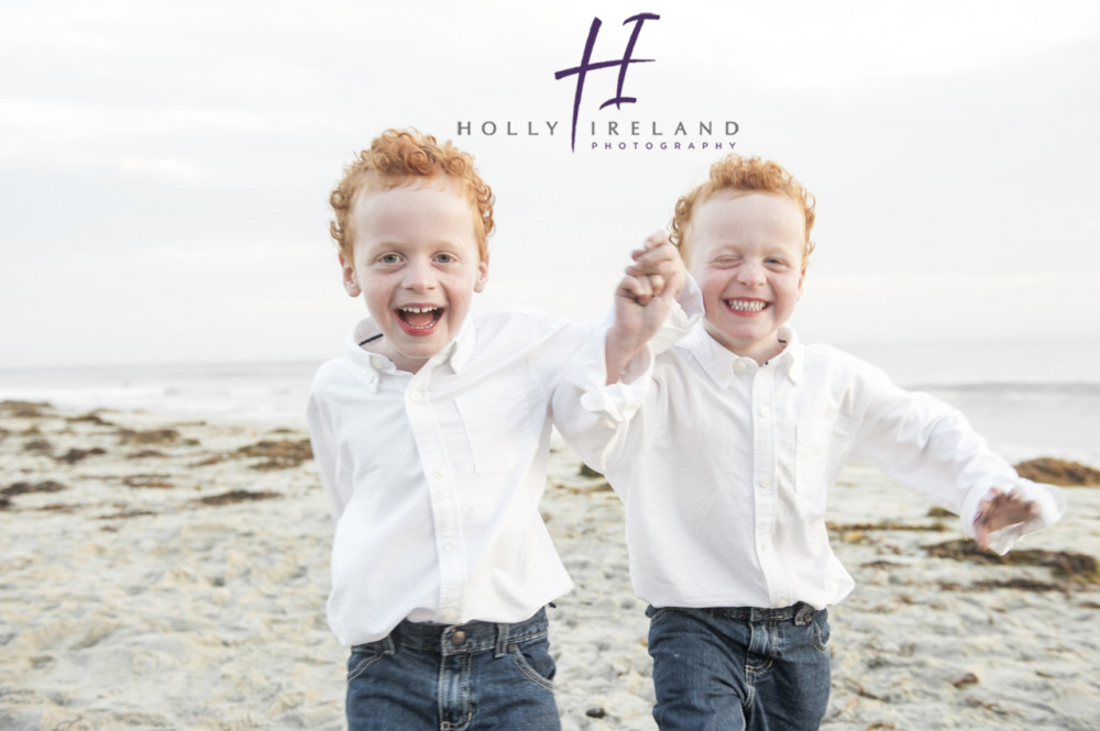 Adorable twin photographs at the beach in San Diego