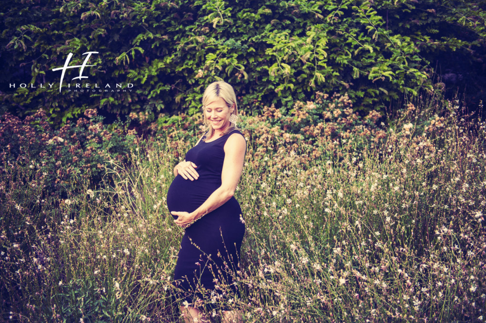 Elegant maternity photos taken in a field of Carlsbad CA