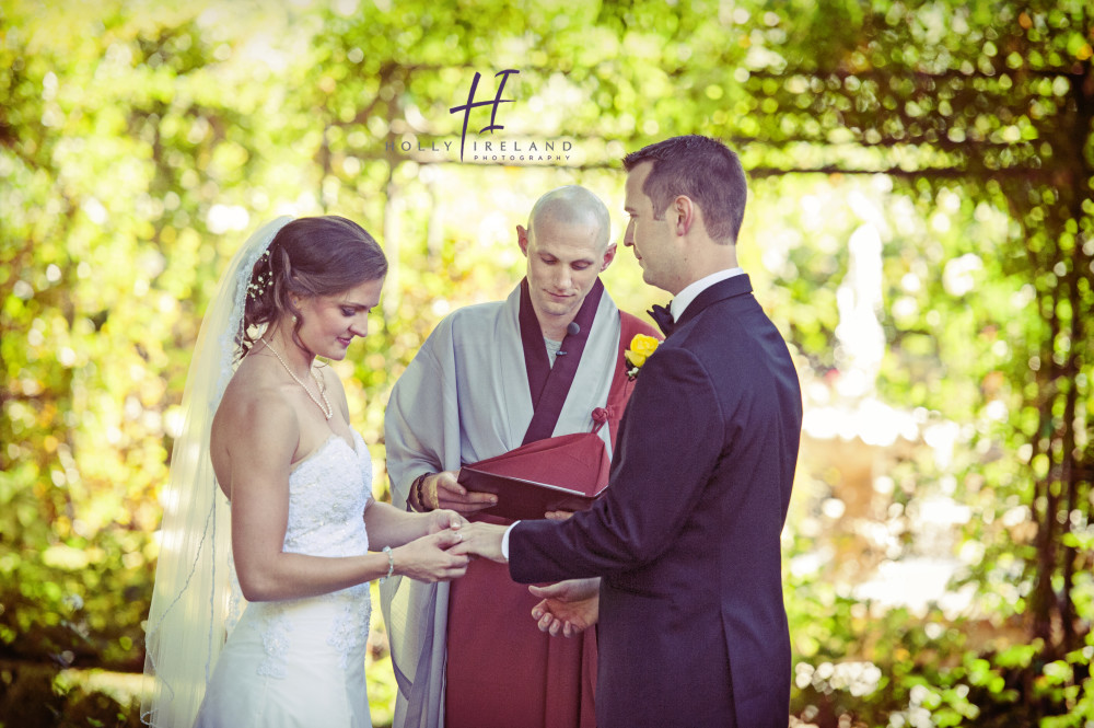 enchanging of the rings in a cermony photography