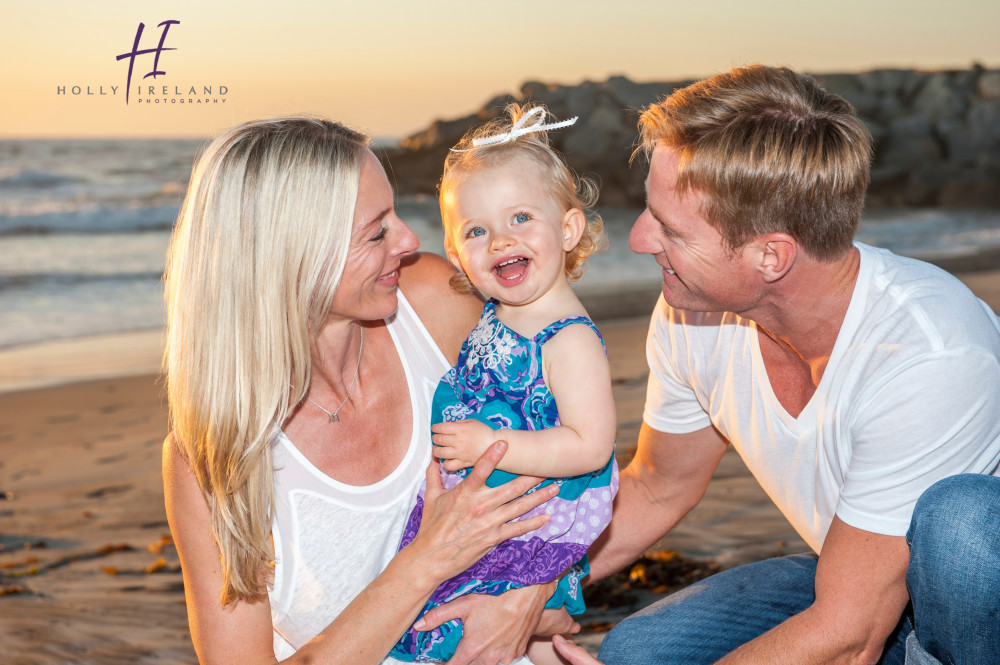 Happy family candid photos at the beach www.hollyireland.com