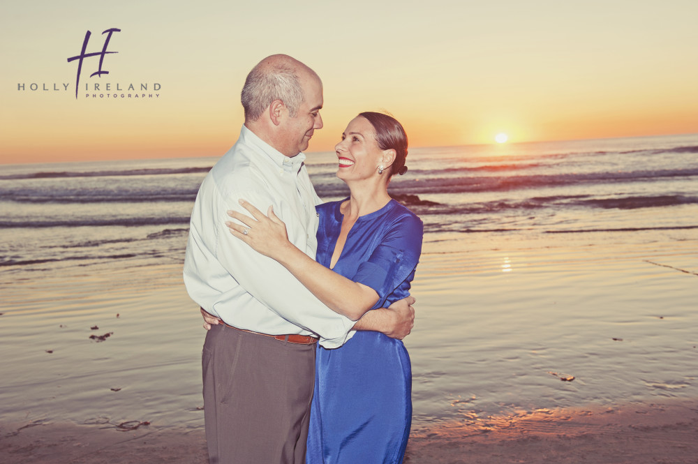 mom and dad photos at the beach at sunset